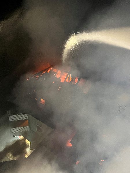Überörtlicher Einsatz Dachstuhlbrand im Feuerwehrhaus Bleiberg- Kreuth (Bild 2)